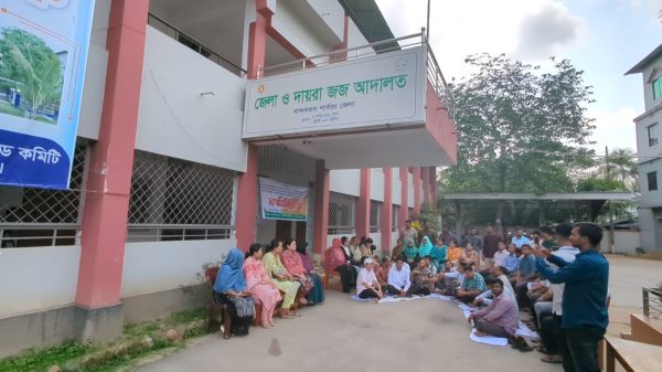 সাত বছরেও দুই দফা বাস্তবায়ন হয়নি, আদালত চত্বরে কর্মবিরতি